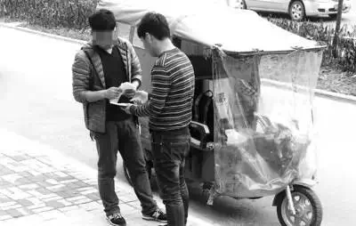 暗访中，一名快递员向记者展示派送的快递单